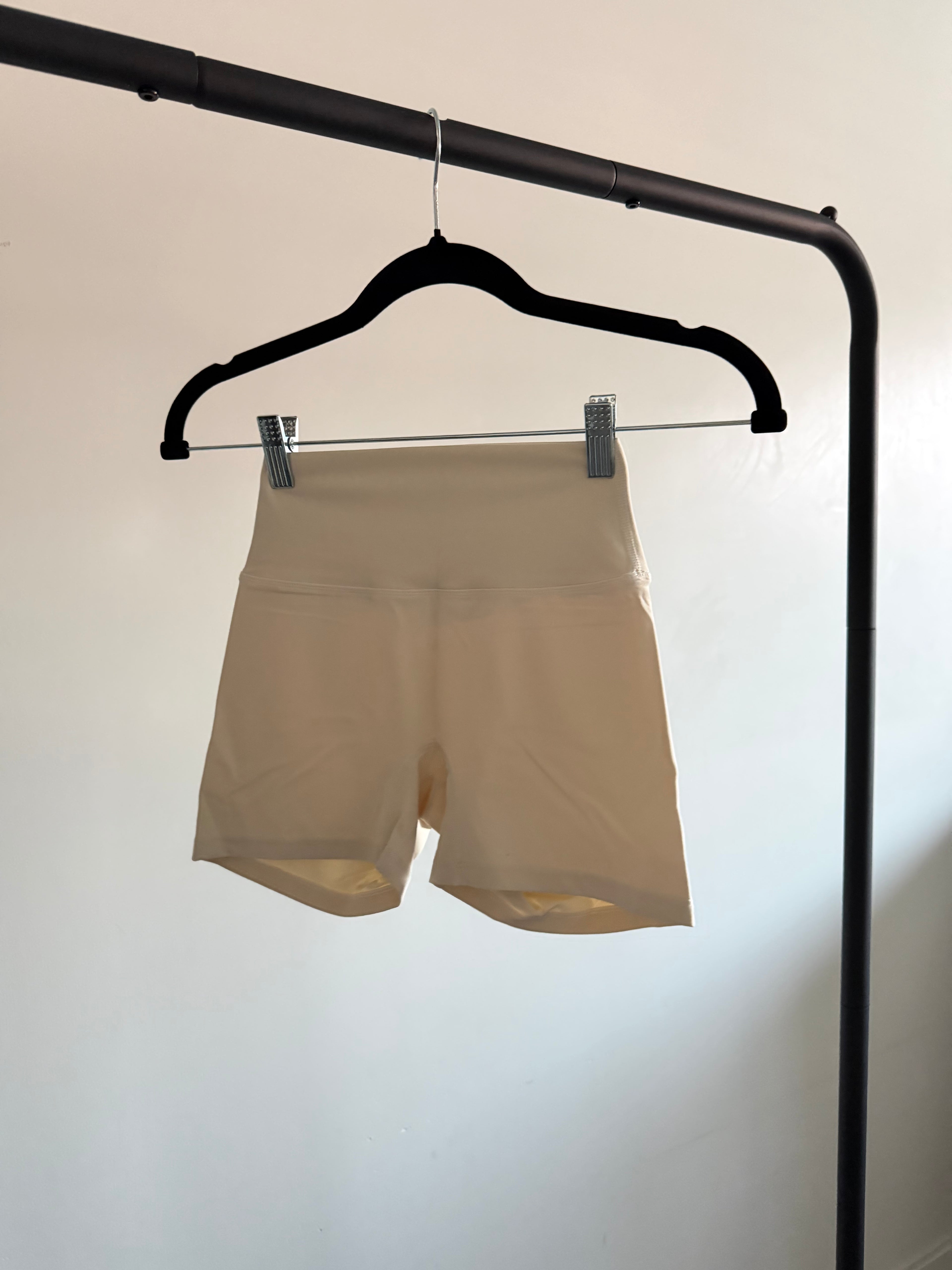 AKTV shorts (IVORY)